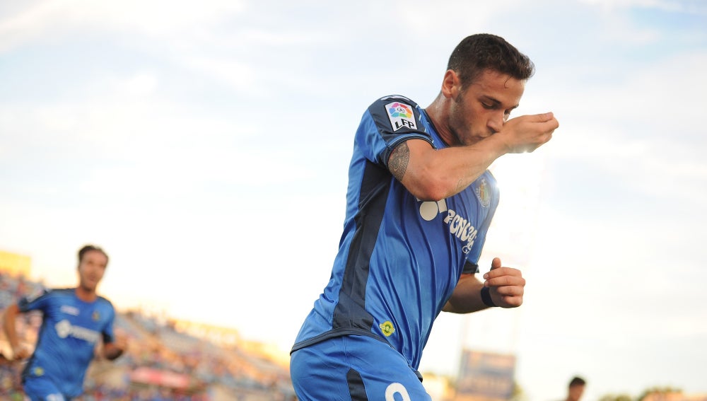 Álvaro Vázquez celebra un gol en el Coliseum Alfonso Pérez