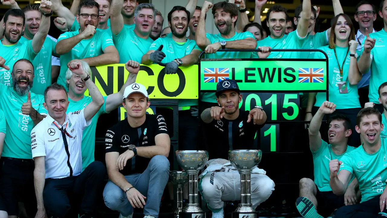 Mercedes festeja su doblete