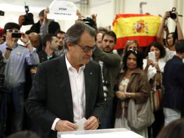 El presidente de la Generalitat depositando su voto en la urna