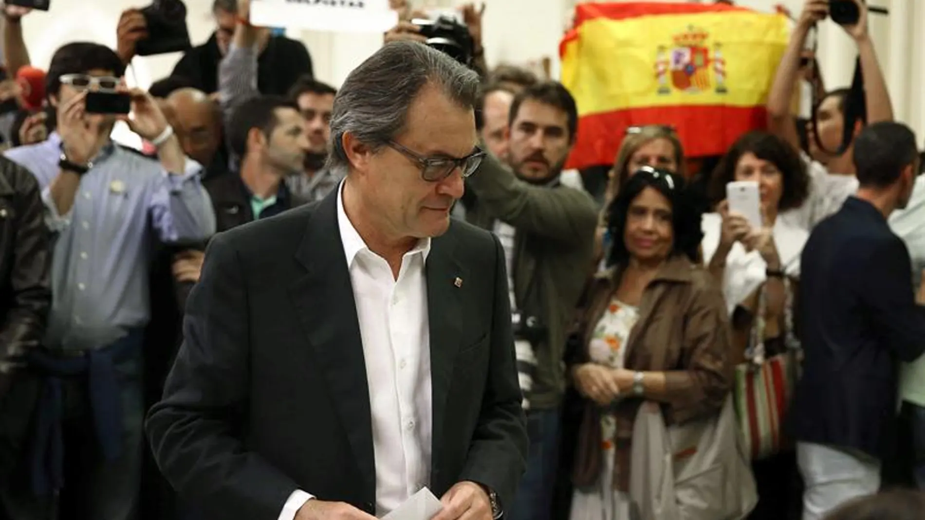 El presidente de la Generalitat depositando su voto en la urna