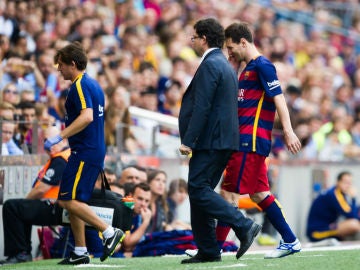 Leo Messi se retira lesionado del campo Leo Messi se retira lesionado del campo