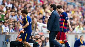 Leo Messi se retira lesionado del campo