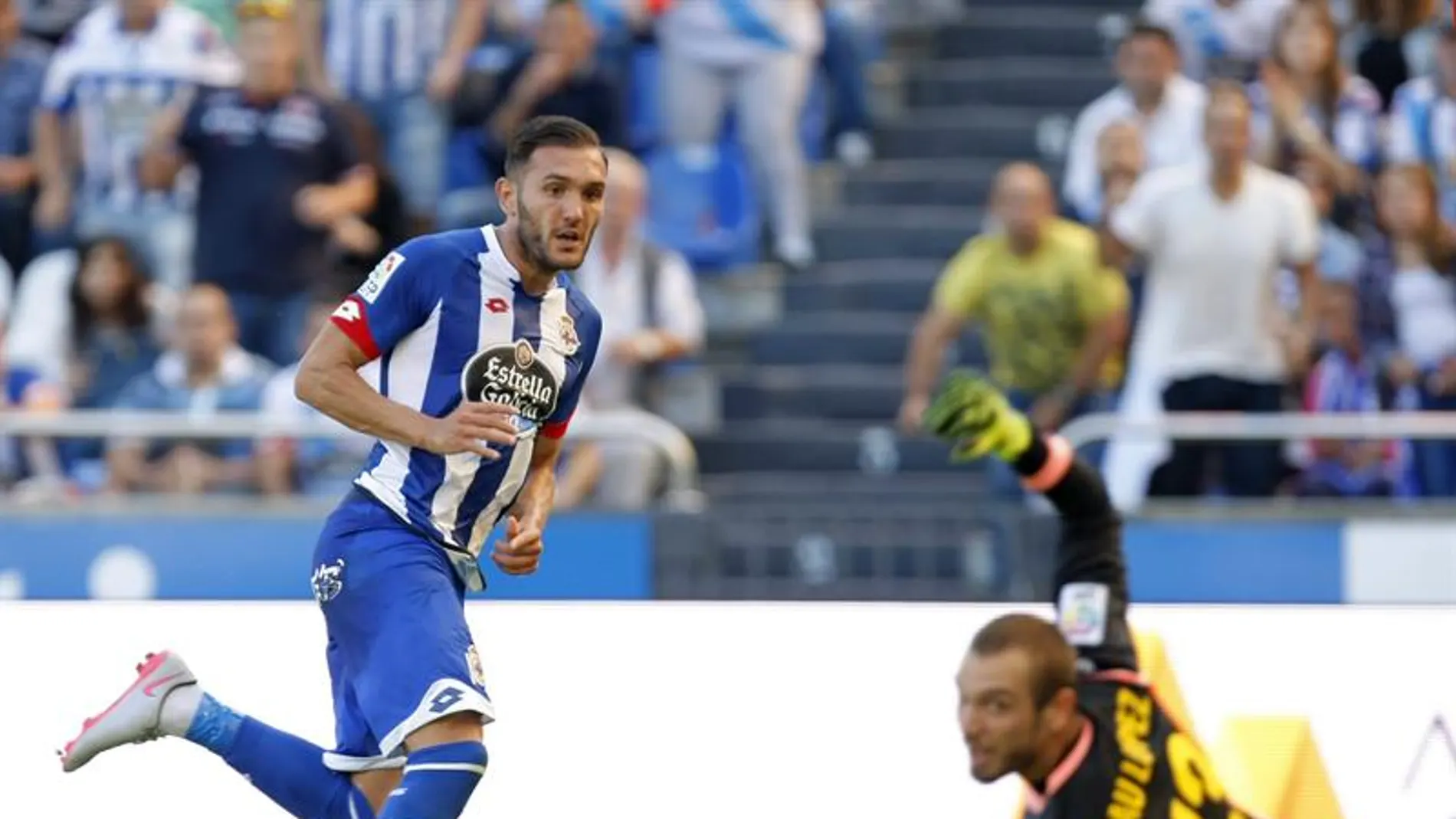 Lucas Pérez anota ante Pau López Lucas Pérez anota ante Pau López