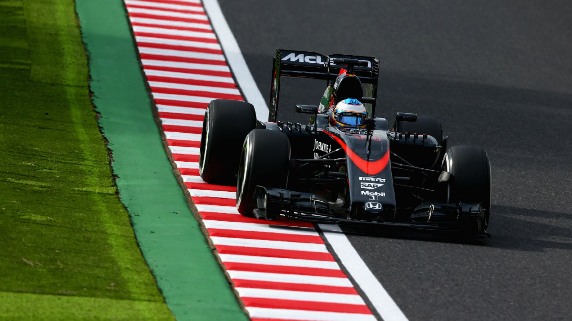 Alonso, subido en el McLaren
