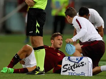 Totti es atendido por su lesión ante el Carpi Totti es atendido por su lesión ante el Carpi