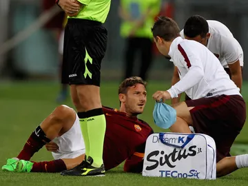 Totti es atendido por su lesión ante el Carpi Totti es atendido por su lesión ante el Carpi