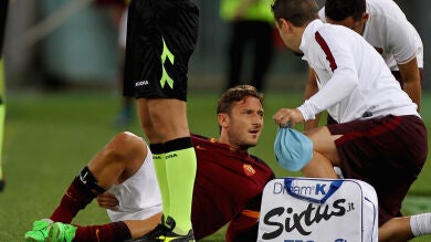El capitán del Roma, Totti, lesionado en el muslo derecho