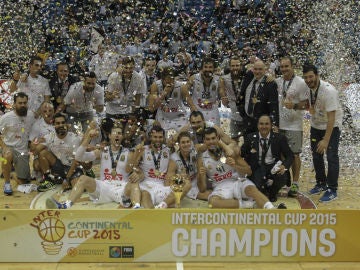 Los jugadores del Real Madrid con la Copa Intercontinental