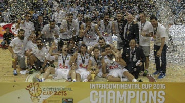 Los jugadores del Real Madrid con la Copa Intercontinental