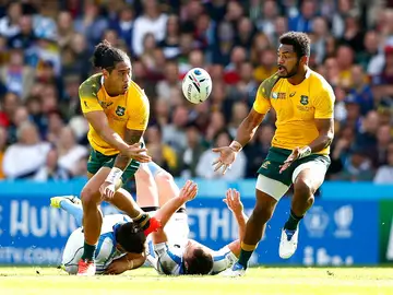 Australia ejecuta un ataque ante la defensa de Uruguay Australia ejecuta un ataque ante la defensa de Uruguay