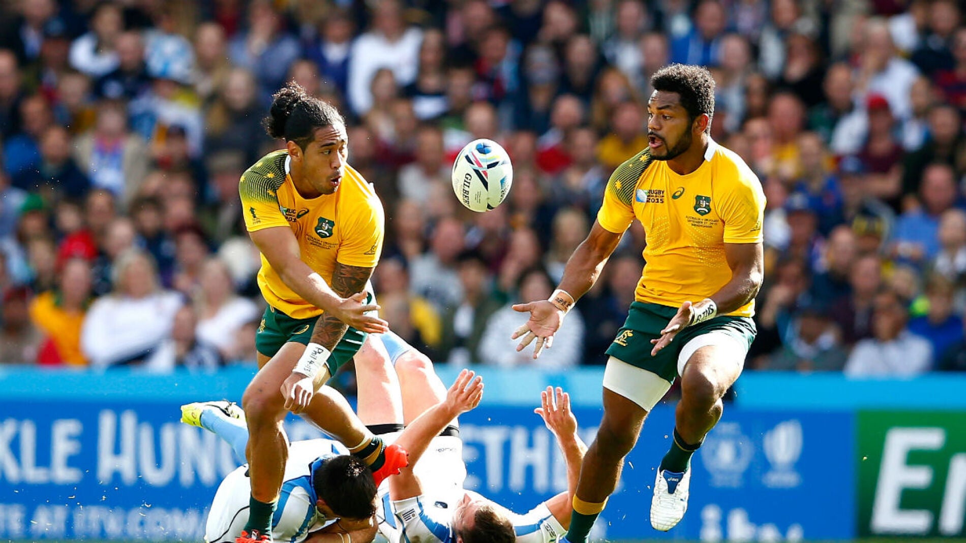 Australia ejecuta un ataque ante la defensa de Uruguay