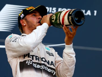 Hamilton saborea el champán de la victoria