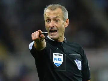 Martin Atkinson dirigiendo un encuentro de Premier League Martin Atkinson dirigiendo un encuentro de Premier League