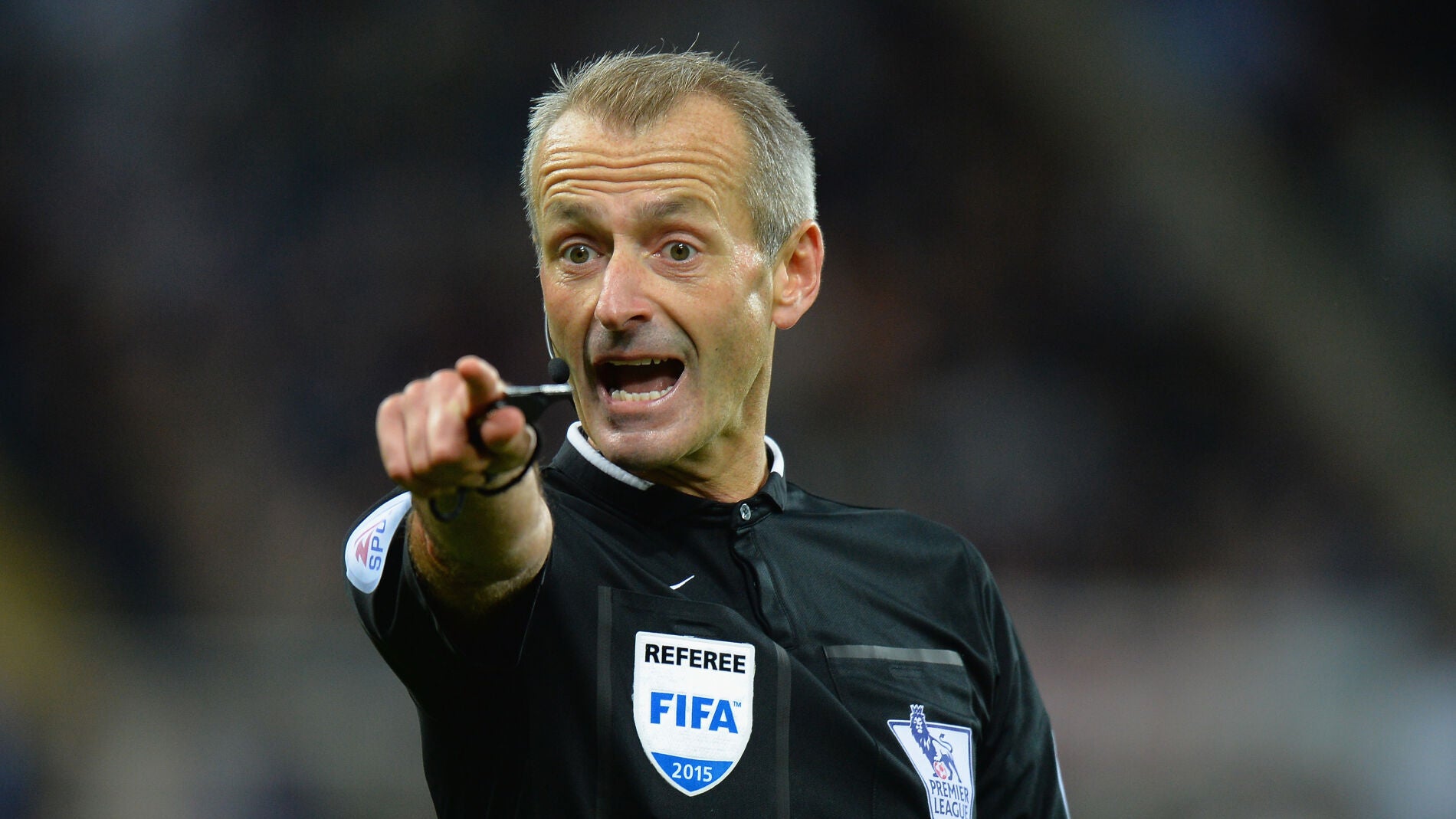 Martin Atkinson dirigiendo un encuentro de Premier League