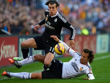 Lucas Orbán intenta robar el balón a Bale en un partido contra el Madrid