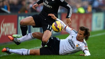 Lucas Orbán intenta robar el balón a Bale en un partido contra el Madrid