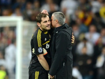 Mou e Iker Casillas durante un partido