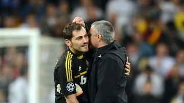 Mou e Iker Casillas durante un partido