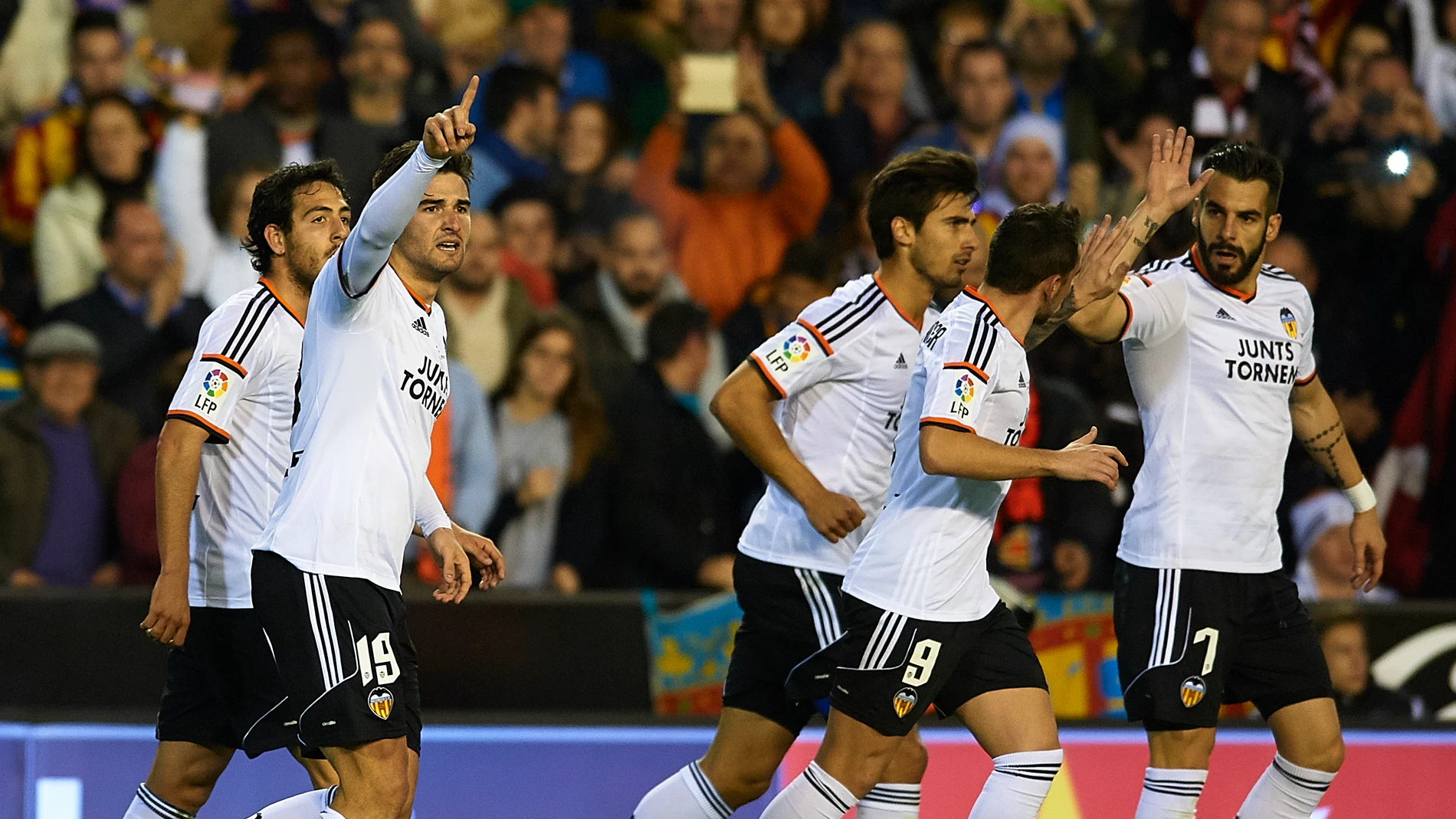 El Valencia celebrando un gol El Valencia celebrando un gol