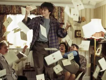 Harry Potter recibiendo las cartas de admisión de Hogwarts Harry Potter recibiendo las cartas de admisión de Hogwarts