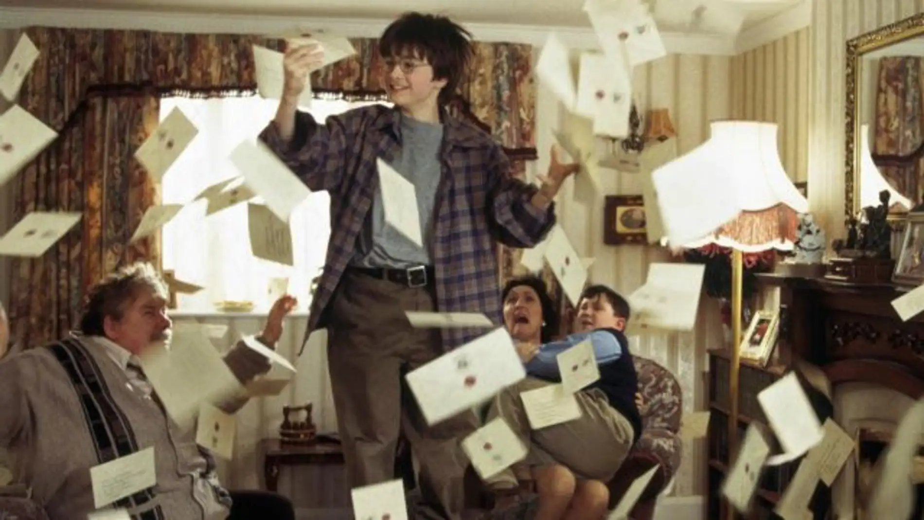 Harry Potter recibiendo las cartas de admisión de Hogwarts