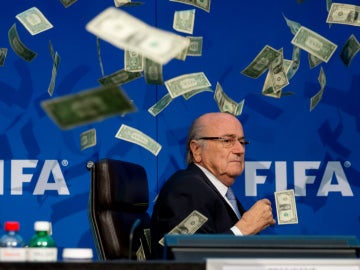 Joseph Blatter, rodeado de billetes