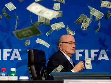 Joseph Blatter, rodeado de billetes Joseph Blatter, rodeado de billetes