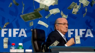 Joseph Blatter, rodeado de billetes