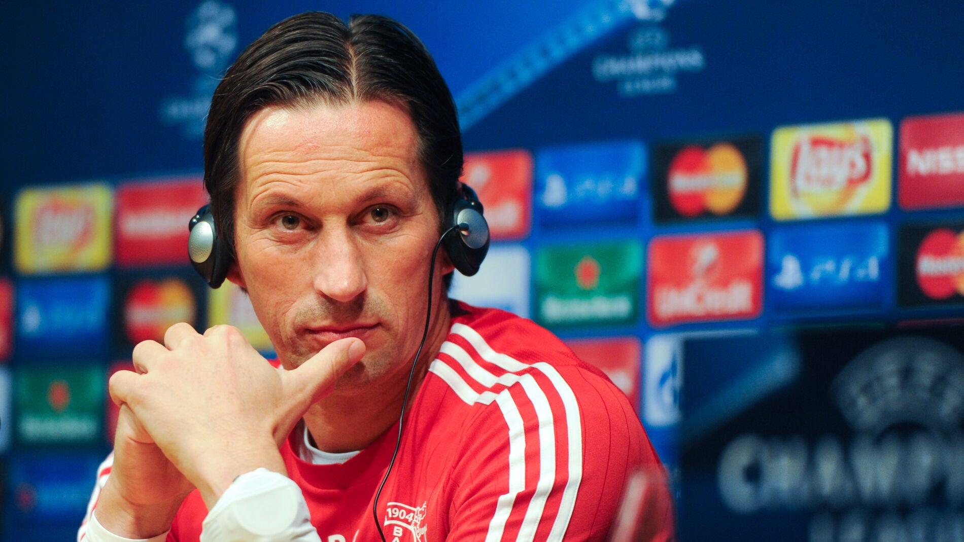 Roger Schmidt durante una rueda de prensa