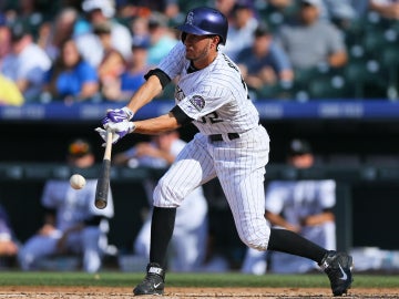 Chris Rusin, de los Colorado Rockies, se prepara para golpear en un partido de la liga estadounidense