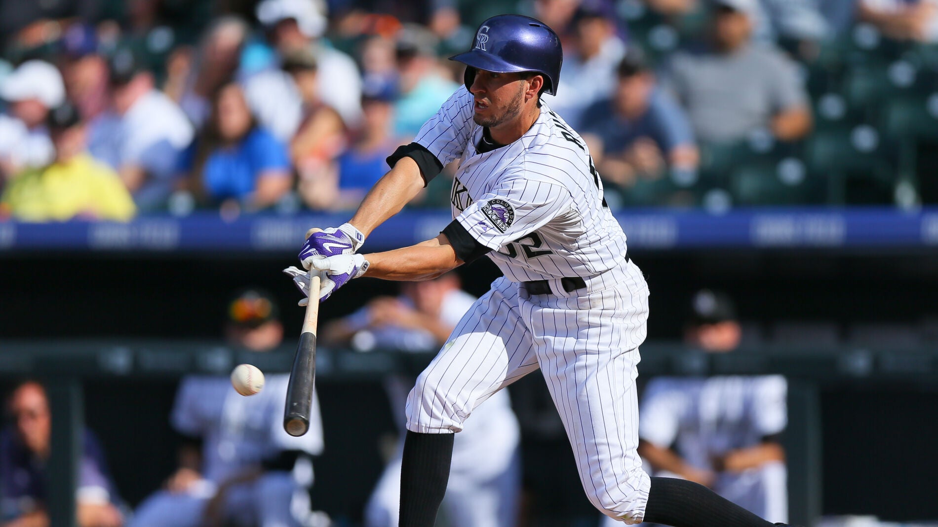 Chris Rusin, de los Colorado Rockies, se prepara para golpear en un partido de la liga estadounidense