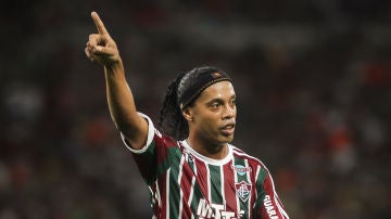 Ronaldinho durante un partido con el Fluminense