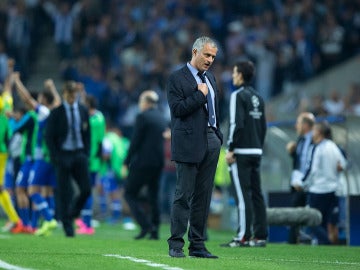 Mourinho gesticula en la banda tras un gol del Oporto