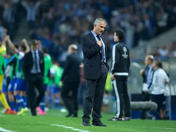 Mourinho gesticula en la banda tras un gol del Oporto Mourinho gesticula en la banda tras un gol del Oporto