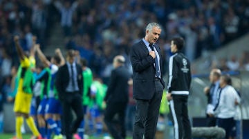 Mourinho gesticula en la banda tras un gol del Oporto