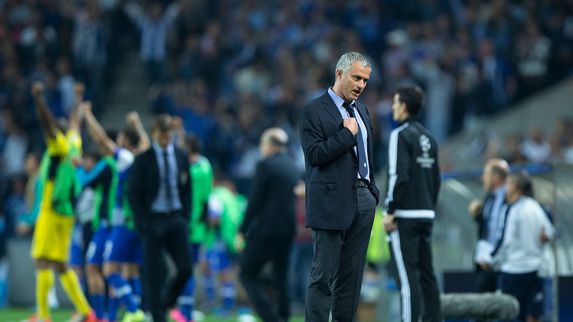 Mourinho gesticula en la banda tras un gol del Oporto Mourinho gesticula en la banda tras un gol del Oporto
