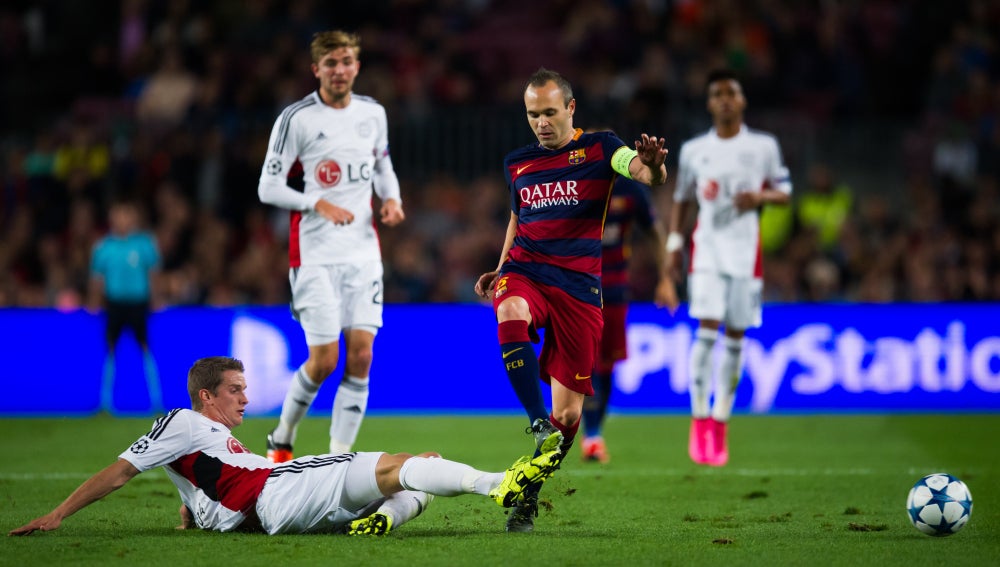 Andrés Iniesta recibe una falta