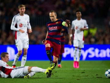 Andrés Iniesta recibe una falta