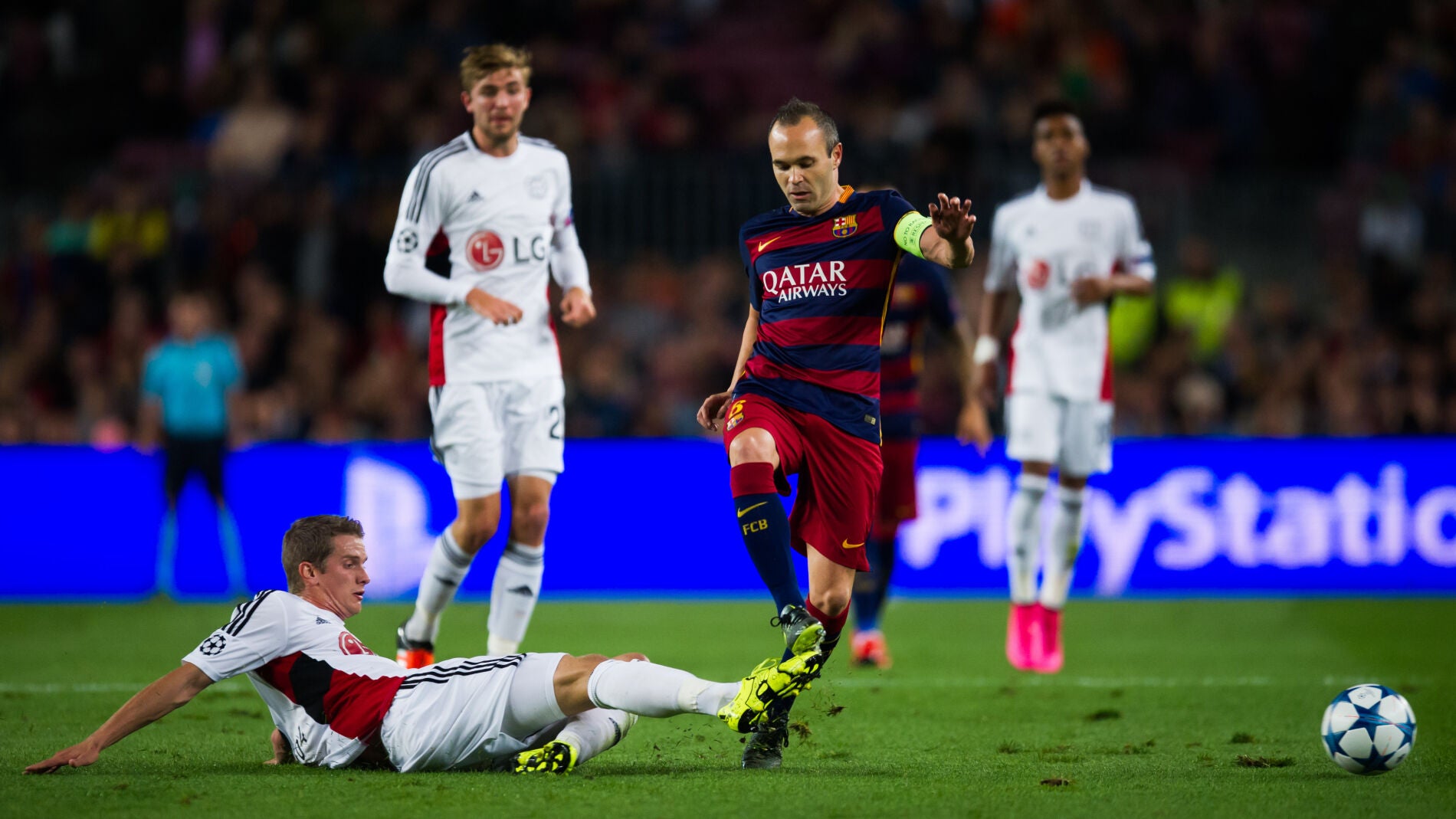 Andr&eacute;s Iniesta recibe una falta