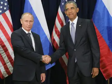 Vladimir Putin saluda a su homólogo Barack Obama. Vladimir Putin saluda a su homólogo Barack Obama.
