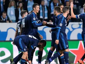 Cristiano Ronaldo celebra su gol junto a sus compañeros Cristiano Ronaldo celebra su gol junto a sus compañeros