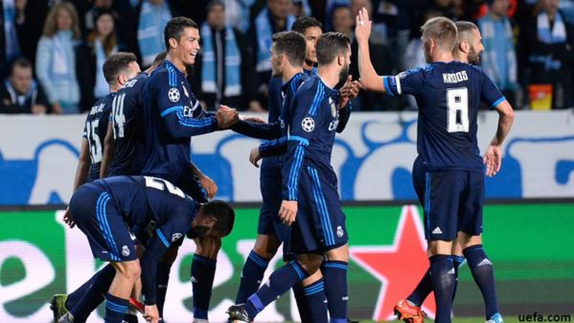 Cristiano Ronaldo celebra su gol junto a sus compa&ntilde;eros