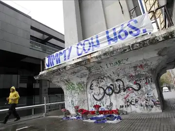 El exterior del estadio de Riazor con velas y pancartas sobre Jimmy El exterior del estadio de Riazor con velas y pancartas sobre Jimmy