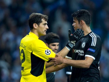 Casillas saluda a Diego Costa al finalizar el Oporto-Chelsea