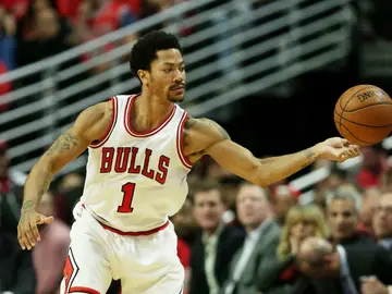 Derrick Rose con el balón durante un partido de la NBA Derrick Rose con el balón durante un partido de la NBA