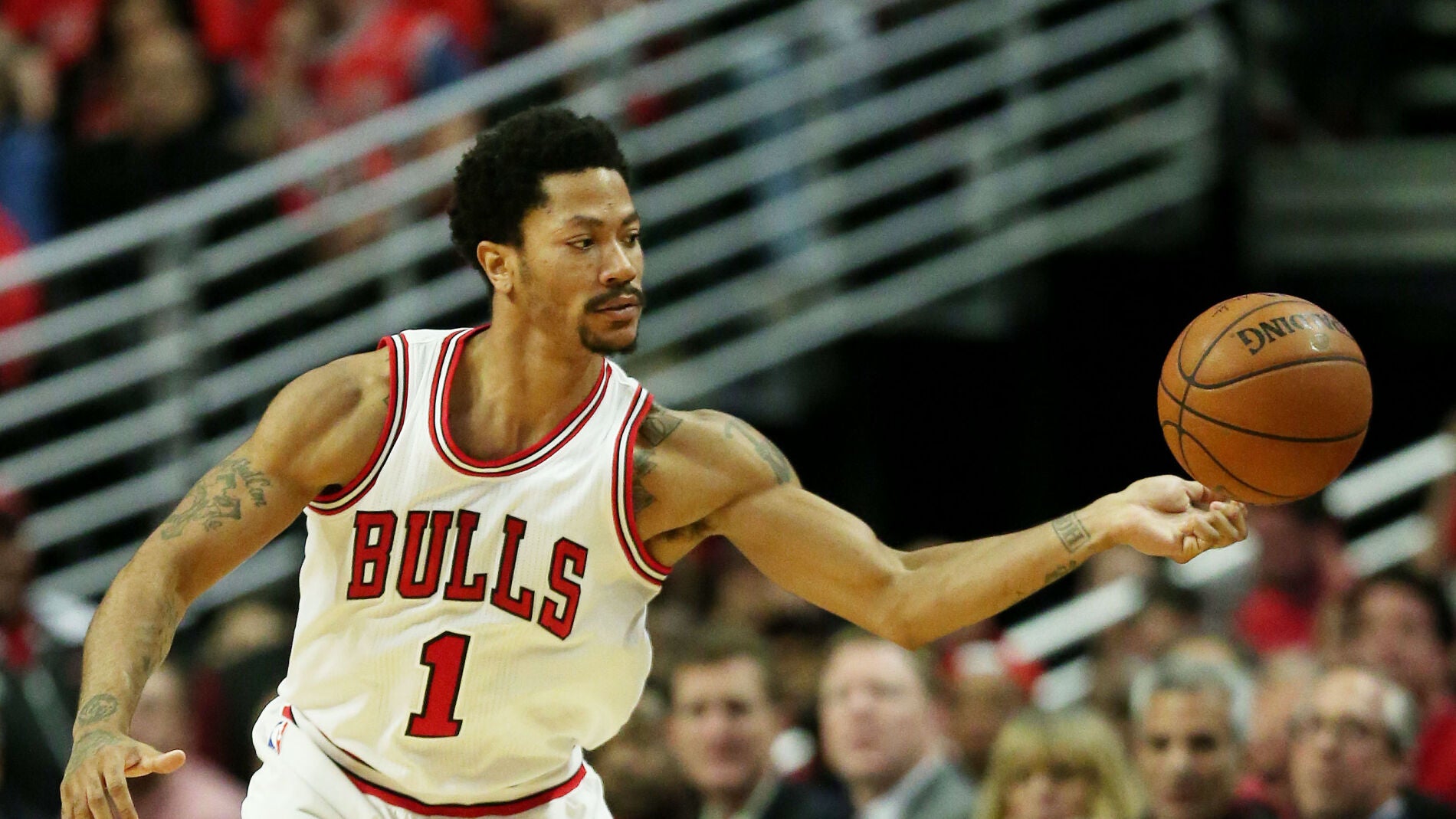 Derrick Rose con el bal&oacute;n durante un partido de la NBA