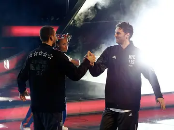 Marc Gasol saluda a Pau Gasol antes del All Star de Nueva York Marc Gasol saluda a Pau Gasol antes del All Star de Nueva York