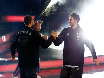Marc Gasol saluda a Pau Gasol antes del All Star de Nueva York Marc Gasol saluda a Pau Gasol antes del All Star de Nueva York