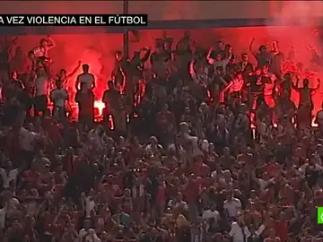 Frame 32.494862 de: Los radicales del Benfica casi provocan una tragedia en el Calderón Frame 32.494862 de: Los radicales del Benfica casi provocan una tragedia en el Calderón