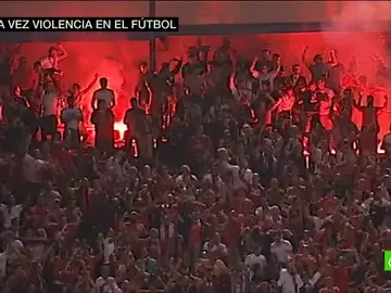 Frame 32.494862 de: Los radicales del Benfica casi provocan una tragedia en el Calderón Frame 32.494862 de: Los radicales del Benfica casi provocan una tragedia en el Calderón
